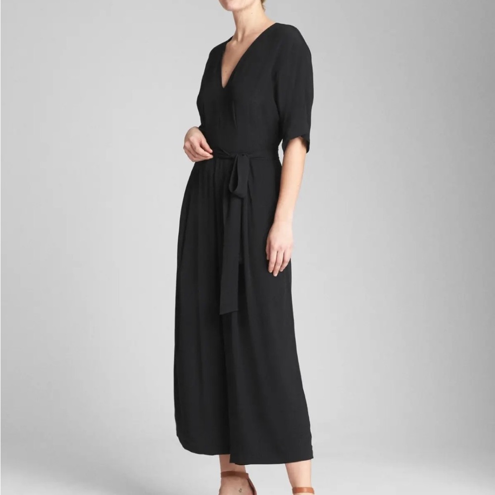 NWT Gap Black V-neck JUMPSUIT - Size 4